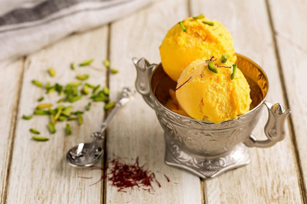 طرز تهیه بستنی سنتی زعفرانی